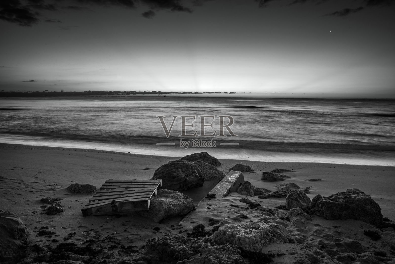 黎明时分的黑白海景照片摄影图片