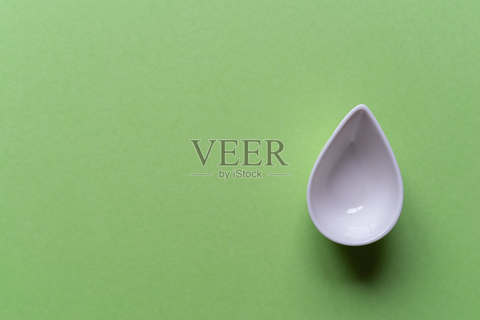 绿色背景上的白色碗照片摄影图片