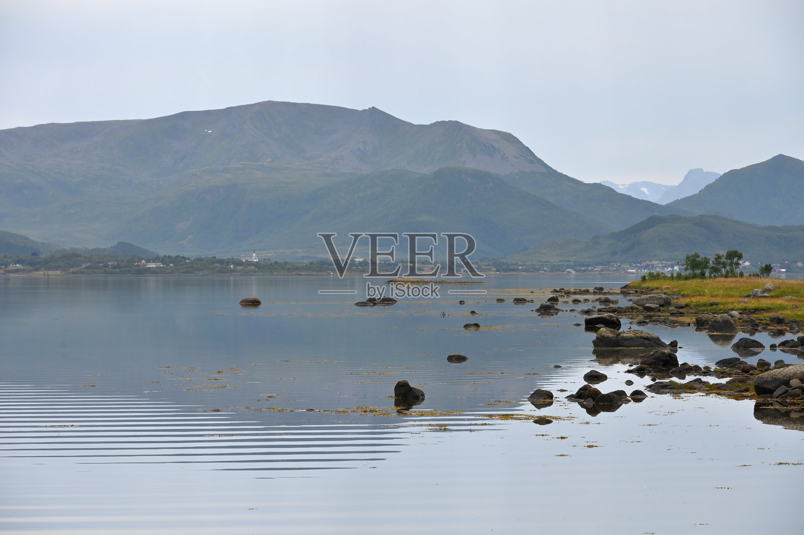 洛弗敦群岛峡湾海岸的石头和岩石。照片摄影图片
