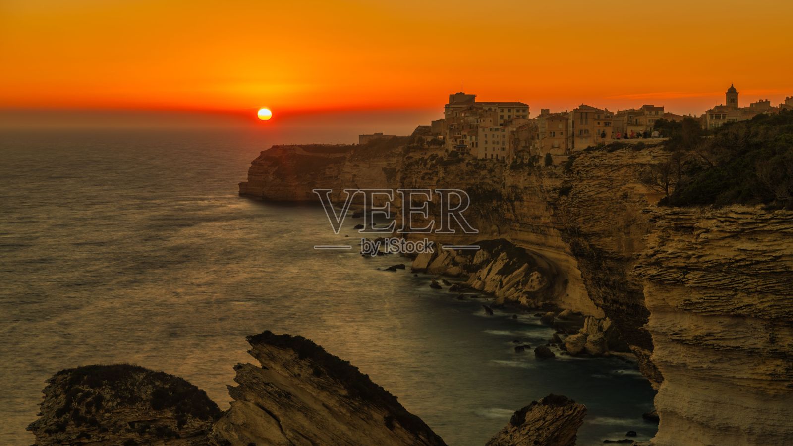 科西嘉岛博尼法乔悬崖上的日落。照片摄影图片