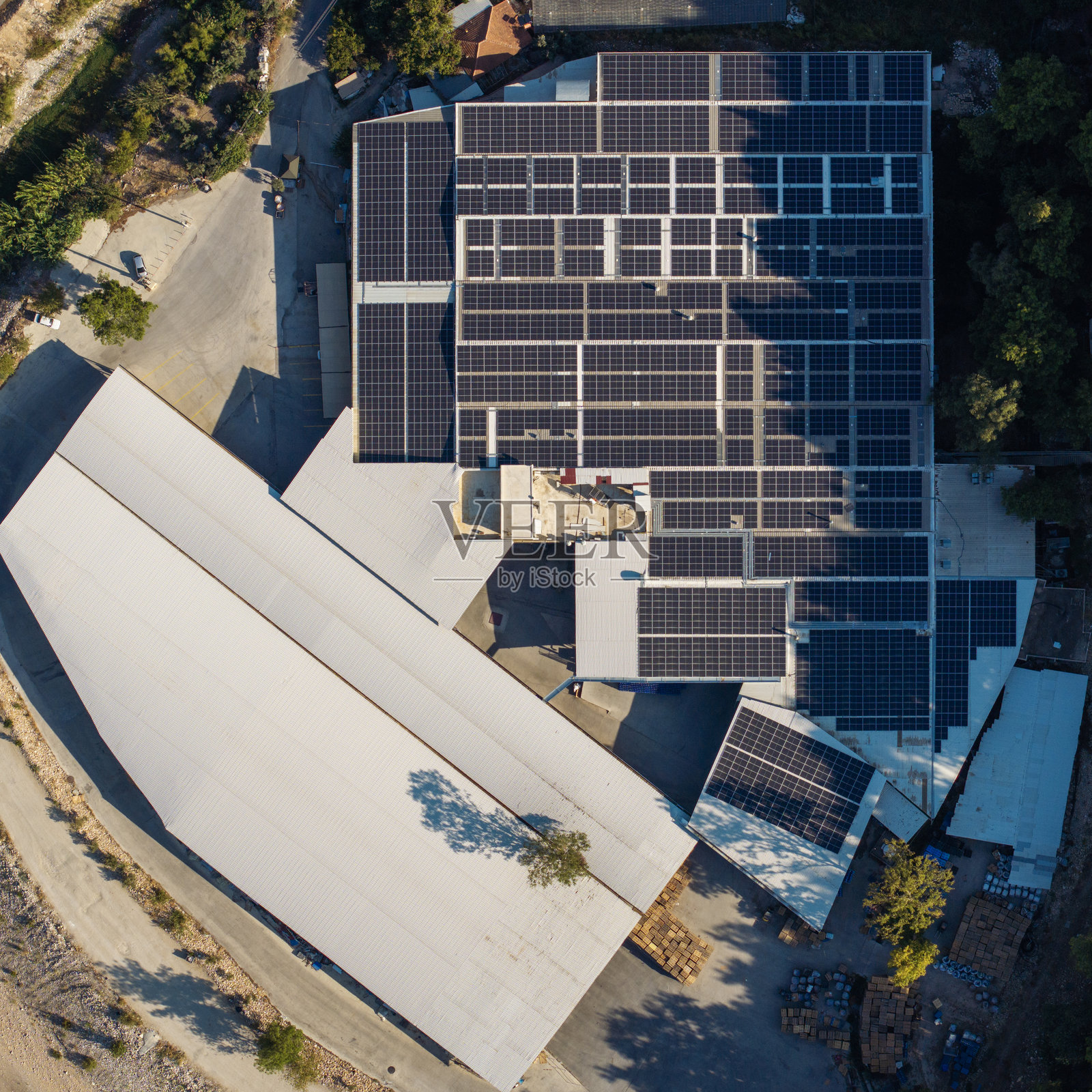 太阳能系统 清洁环境和可持续能源来源的太阳能。工作场所、大型仓库、加油站、谷仓、屋顶安装的太阳能电池板和开放土地的电力生产。照片摄影图片