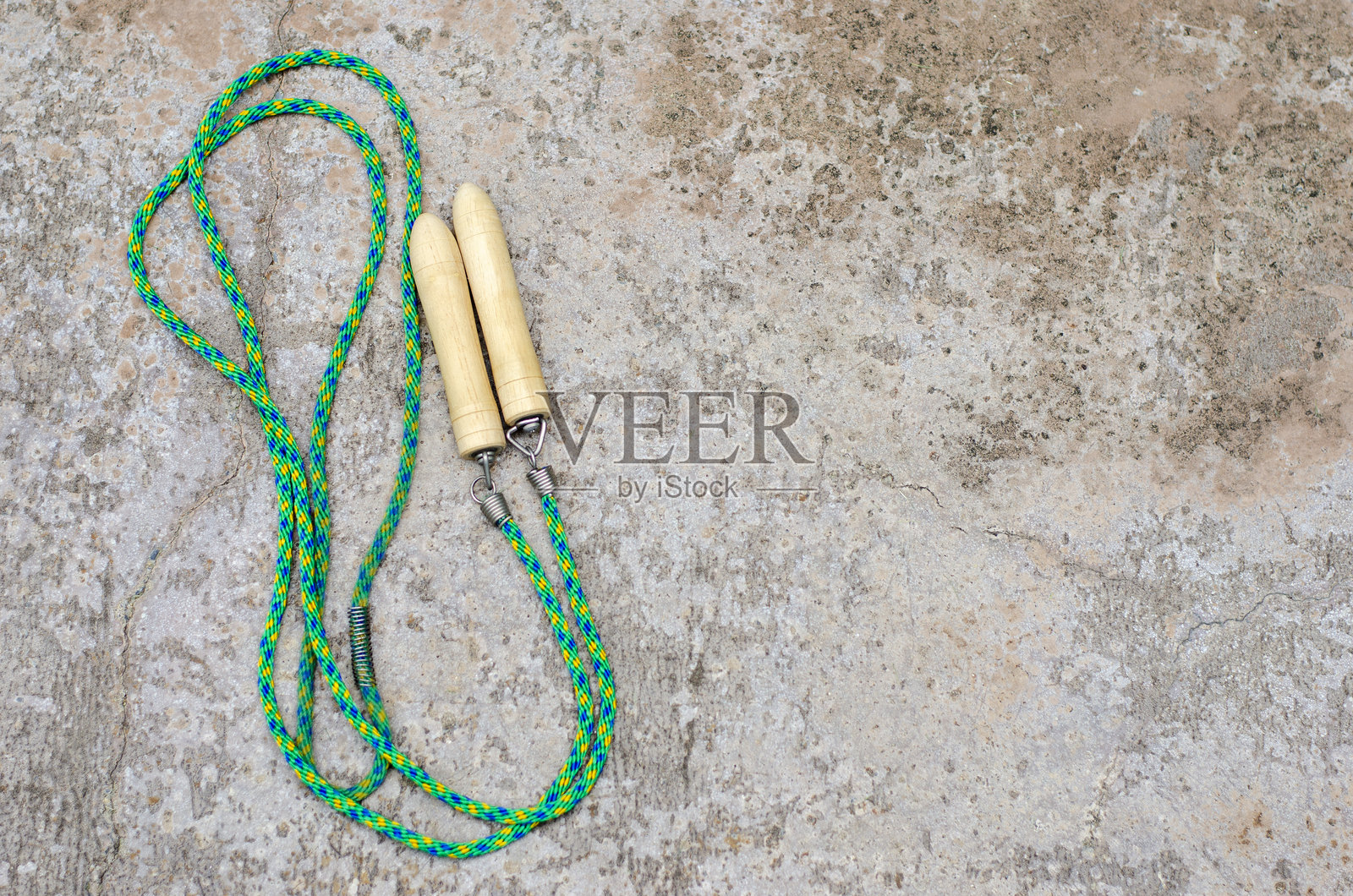 水泥地面背景下跳绳,留有空白,俯视图,健身与健康护理概念。照片摄影图片