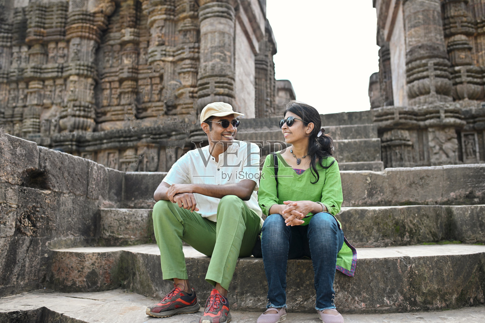 一对游客坐在孔雀太阳庙的台阶上照片摄影图片