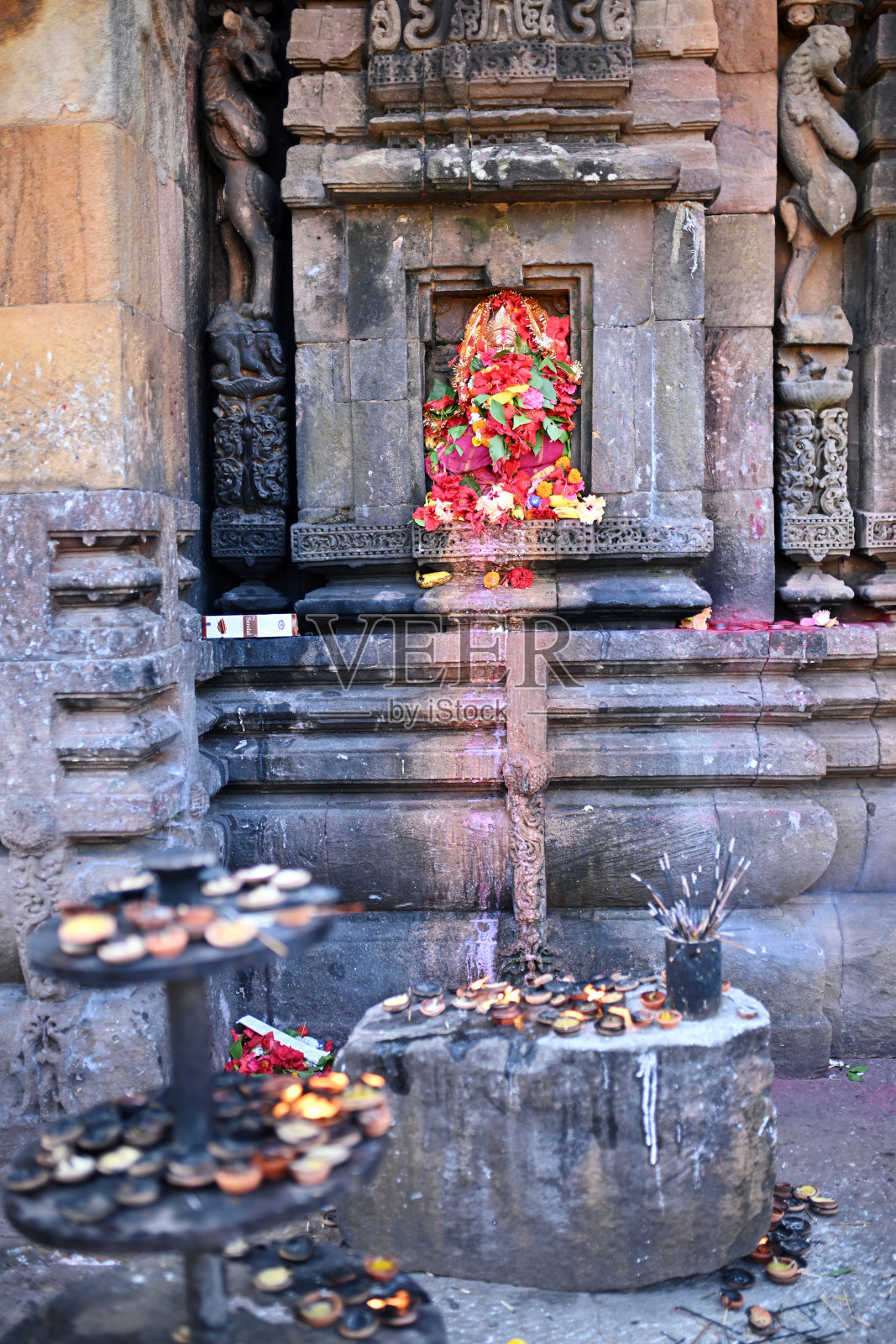 印度奥里萨邦布巴内斯瓦尔的百年古老布拉梅斯瓦尔神庙中的印度教神祇照片摄影图片