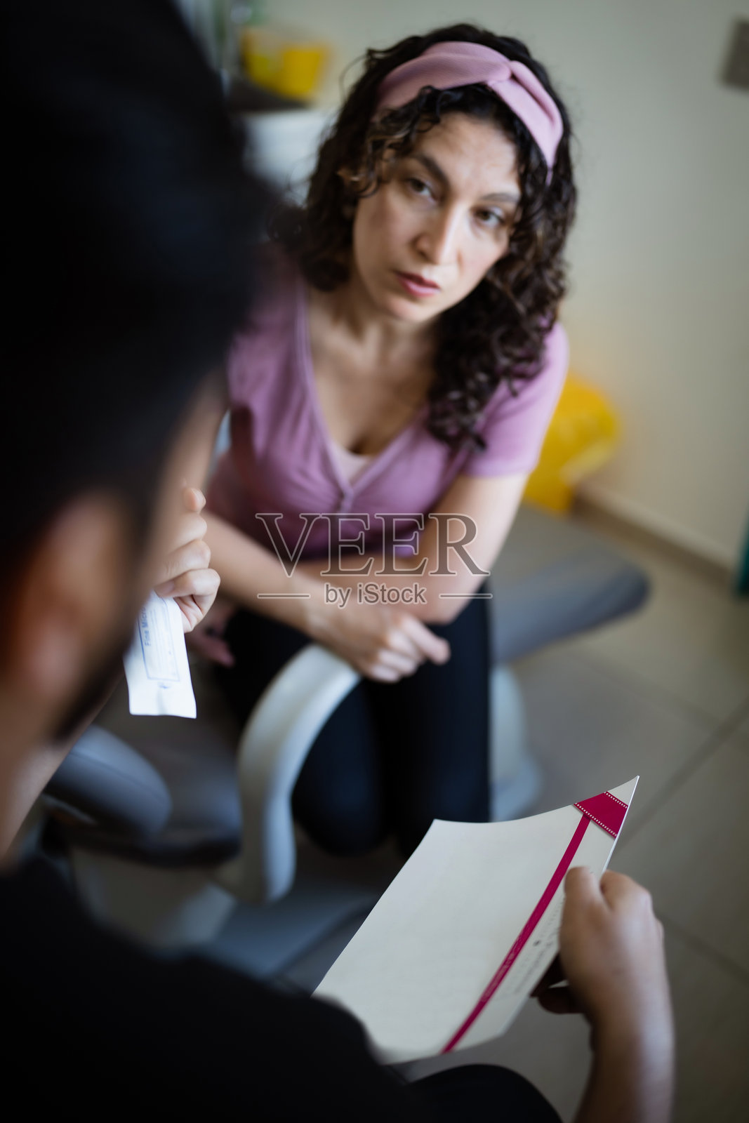 医生向女性患者展示富血小板血浆治疗。照片摄影图片