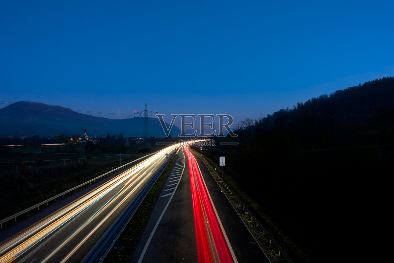 夜间高速公路光轨照片摄影图片