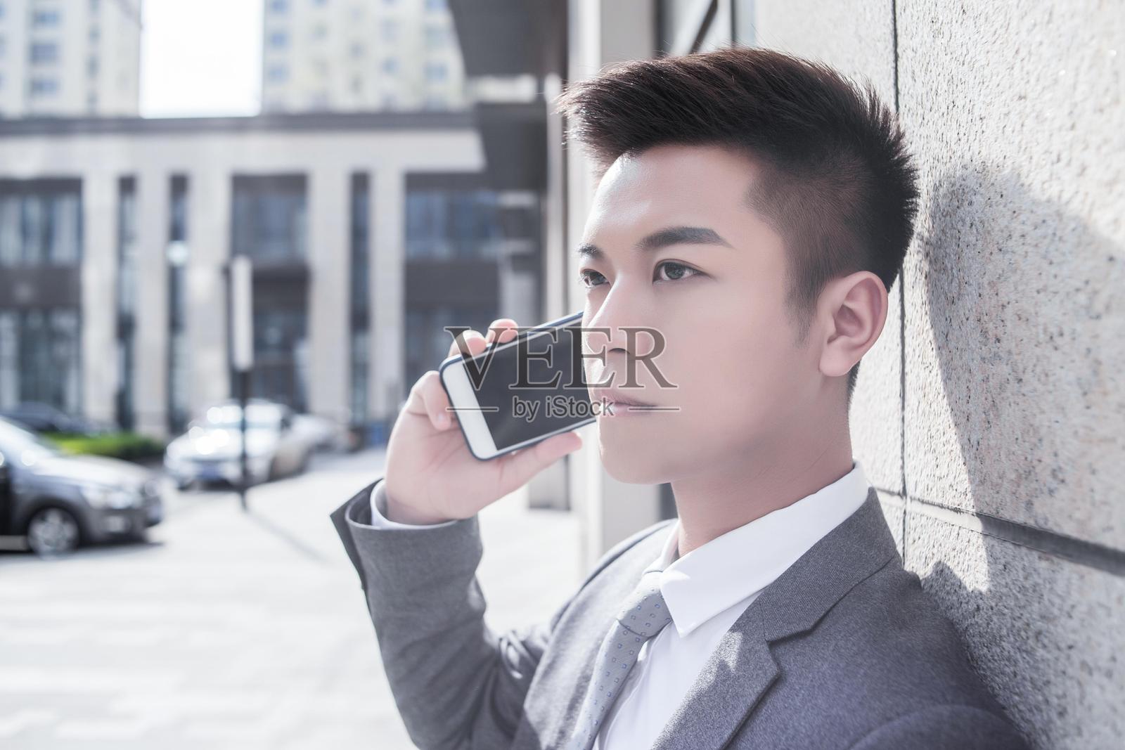 年轻的亚洲商人在打电话照片摄影图片