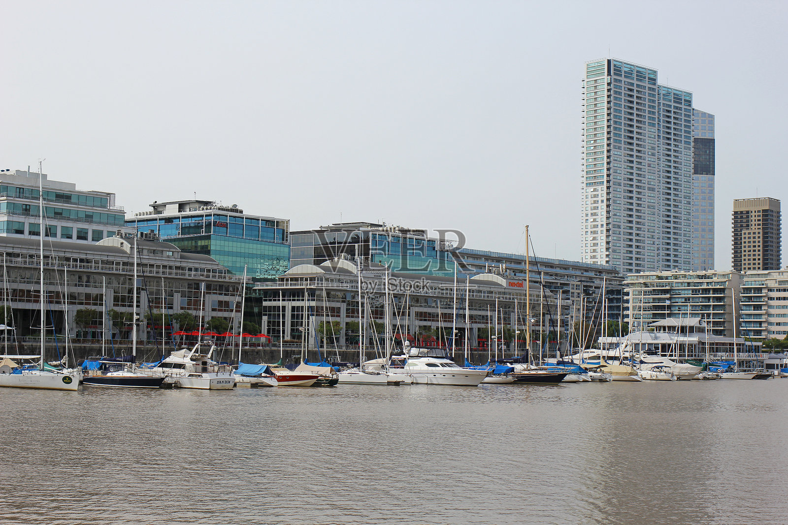 布宜诺斯艾利斯港口停靠的船只与背景中的摩天大楼照片摄影图片