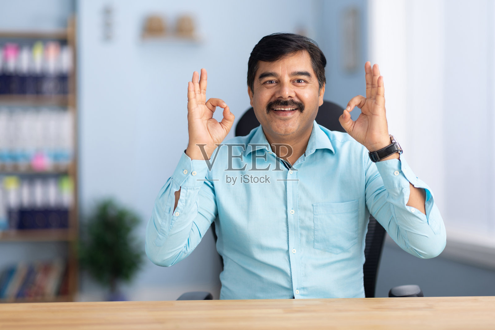 坐在椅子上的商人股票照片照片摄影图片