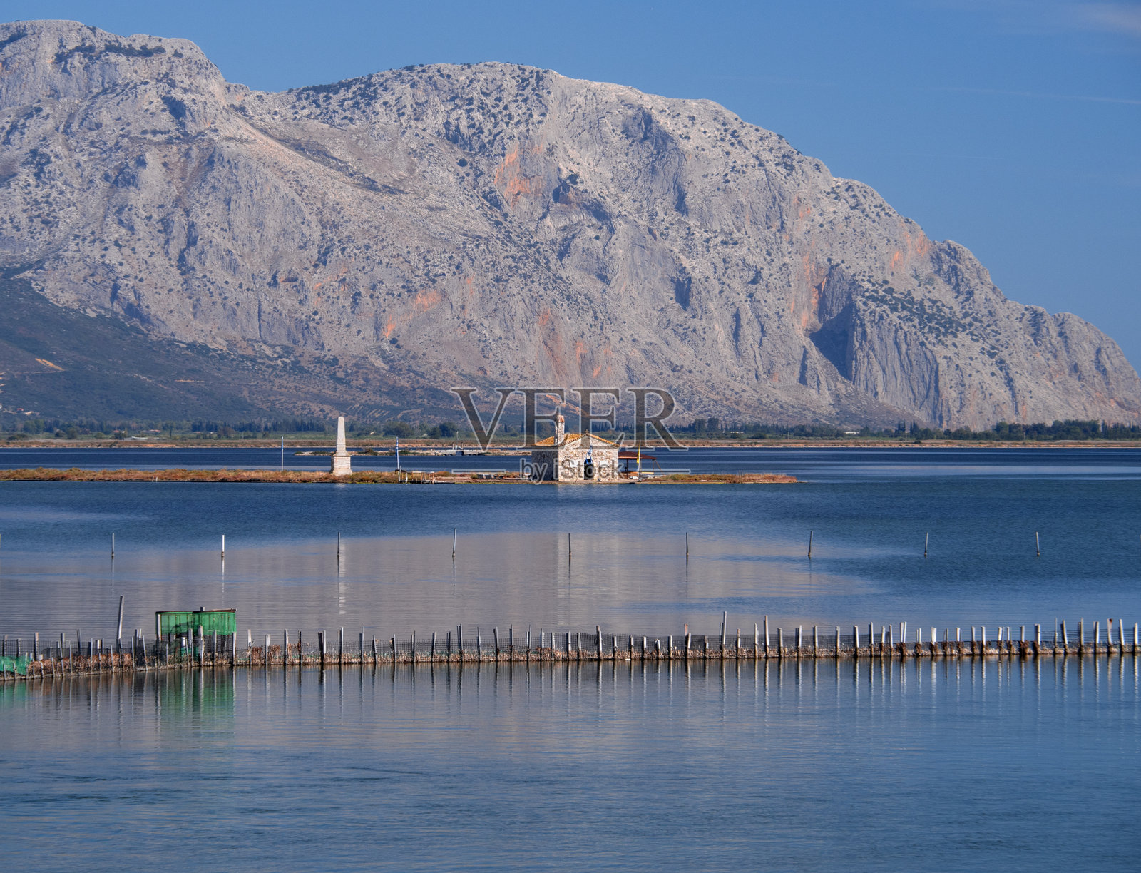 希腊米索朗吉市泻湖中的教堂照片摄影图片