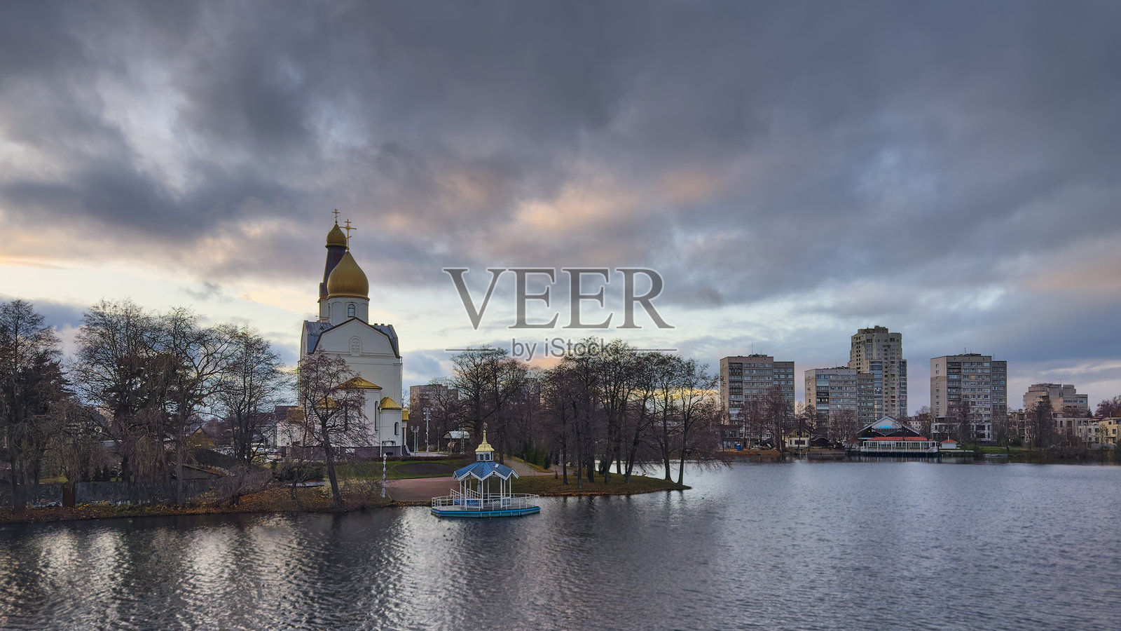 湖边的东正教教堂与乌云。照片摄影图片