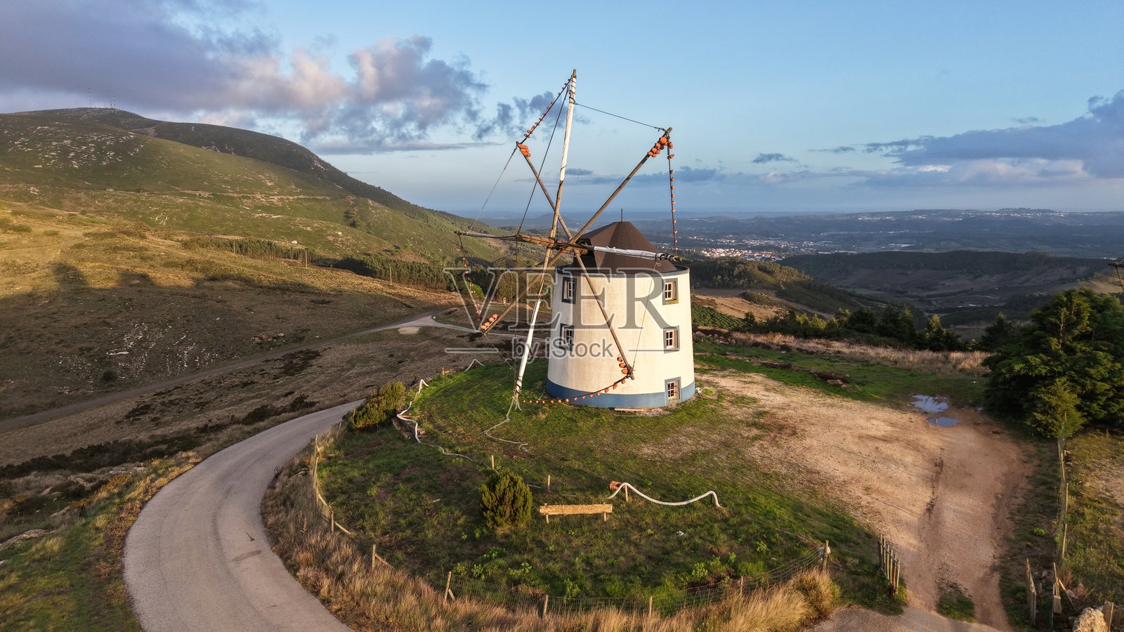 山上的葡萄牙风车照片摄影图片