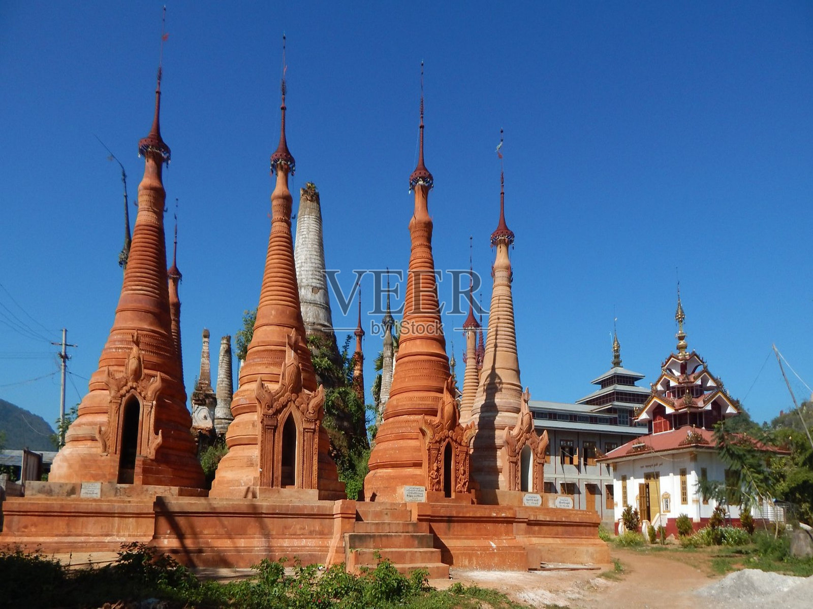 Shwe Indein宝塔是缅甸掸邦因代因村的一组佛教宝塔,靠近尤瓦玛和因莱湖。照片摄影图片