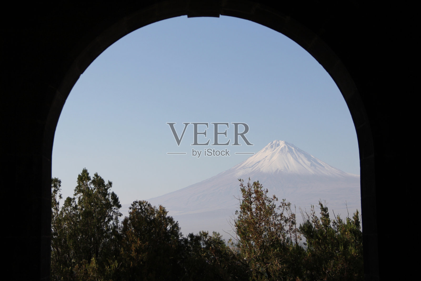 古老石拱门框住的雪山峰壮丽景色,展现自然之美照片摄影图片