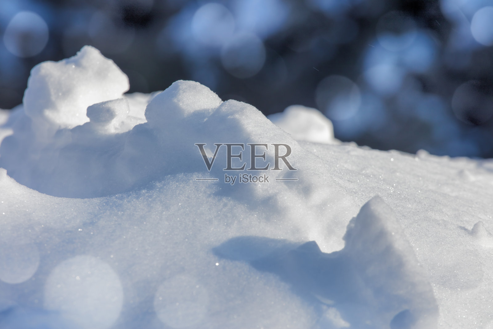 雪堆特写与散景效果照片摄影图片