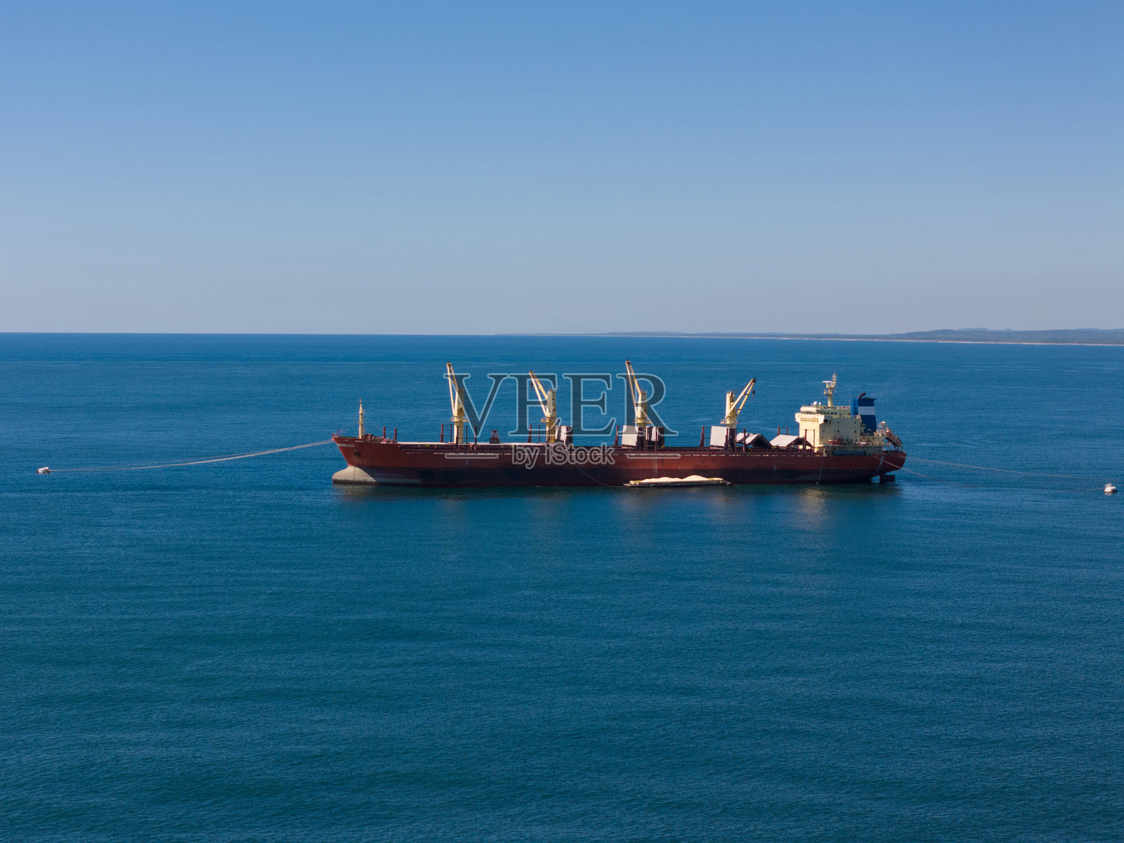 停泊在海上的货船照片摄影图片