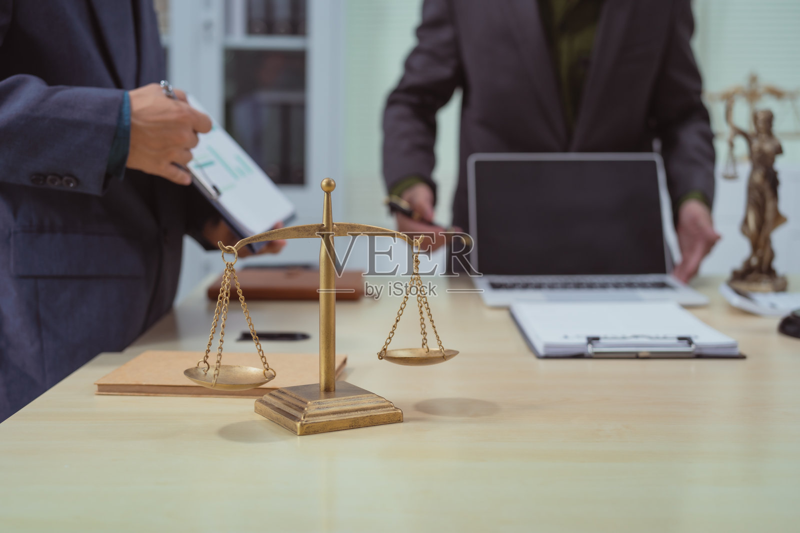 三位律师在办公室的会议桌旁讨论商业法、民法和商法、劳动法、市场营销和广告法,提供法律咨询和案件管理服务。照片摄影图片