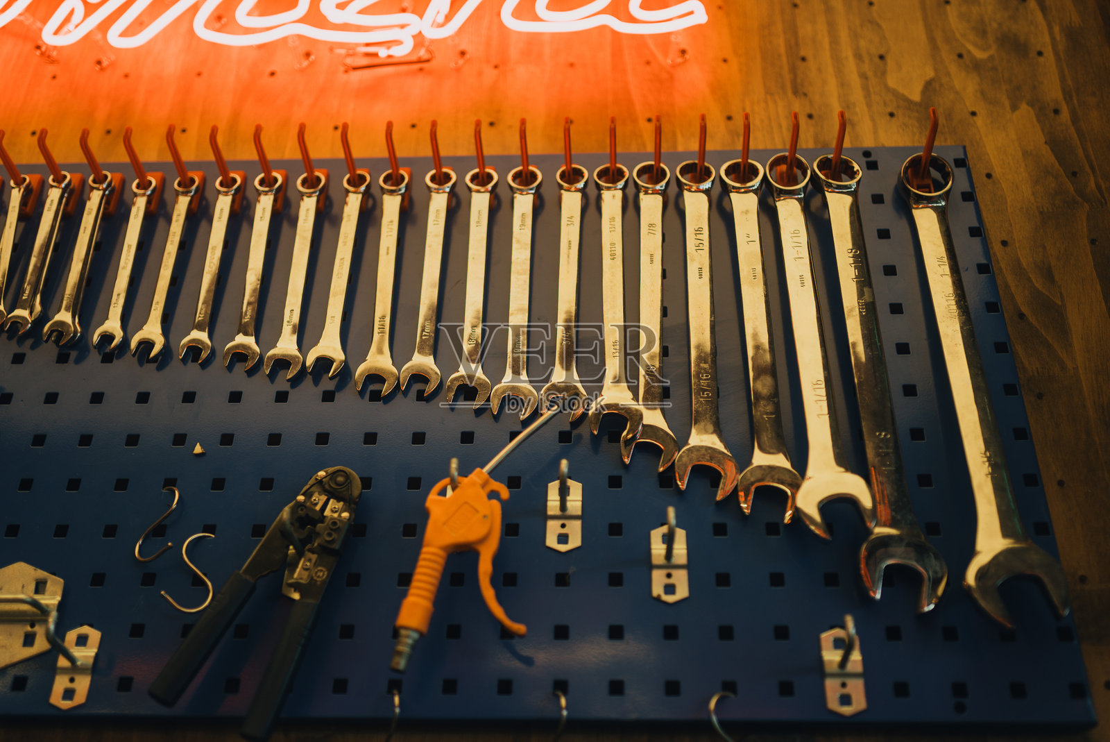 一套挂在墙上的修理扳手照片摄影图片