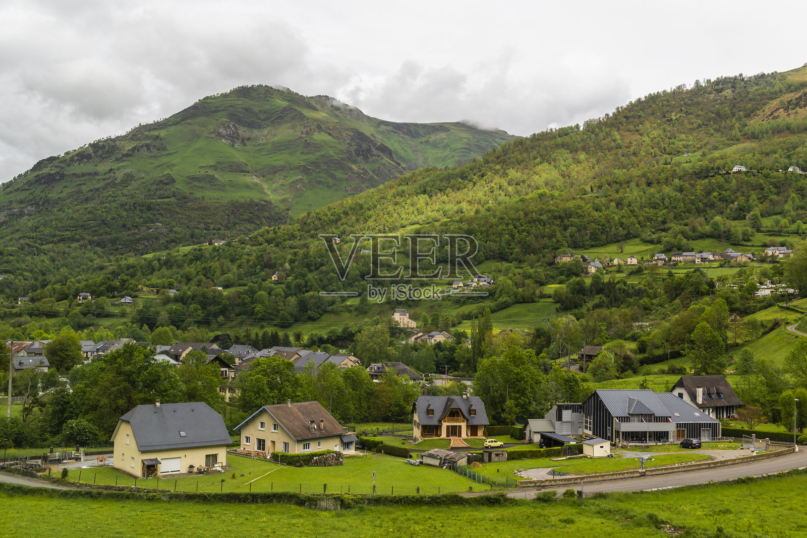 法国比利牛斯山附近的乡村和城镇照片摄影图片