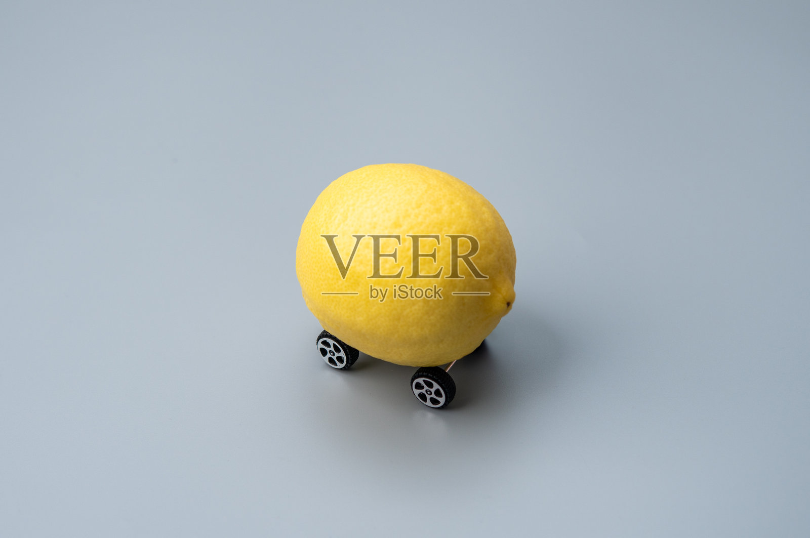 一个带有小轮子的柠檬。照片摄影图片