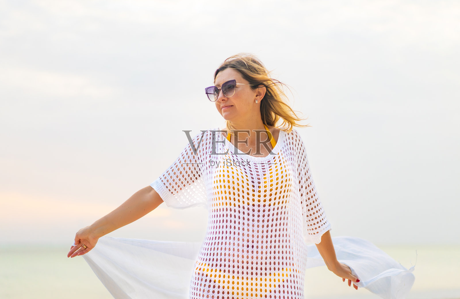 美丽的成熟的女性在海滩上散步照片摄影图片