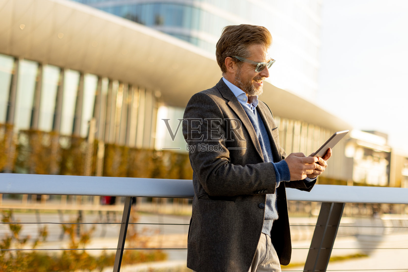 自信的商务专业人士在现代城市背景下享受黄昏时分的反思时刻照片摄影图片