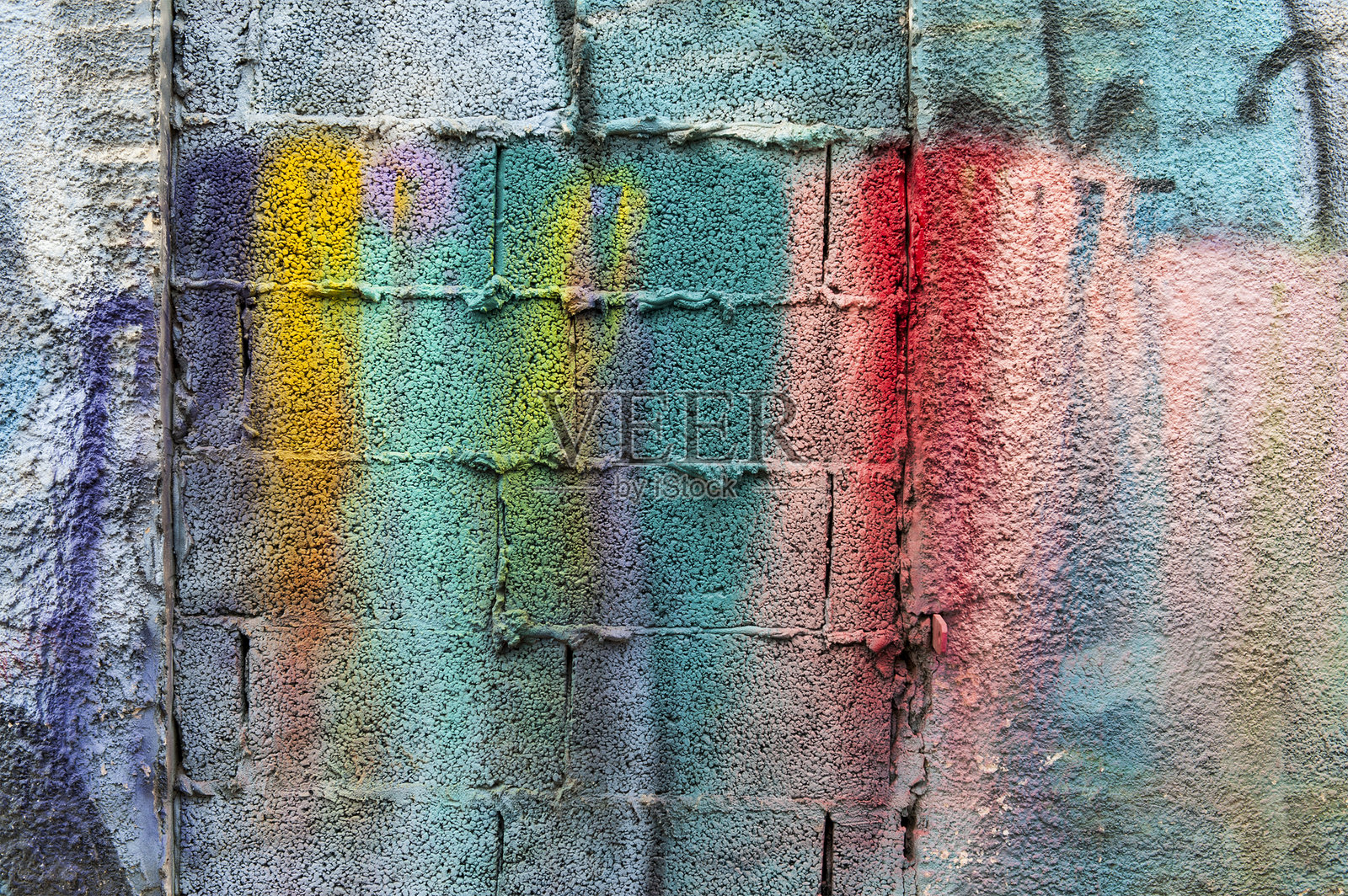 特拉维夫以色列小巷中的五彩斑斓的涂漆水泥块墙壁。照片摄影图片
