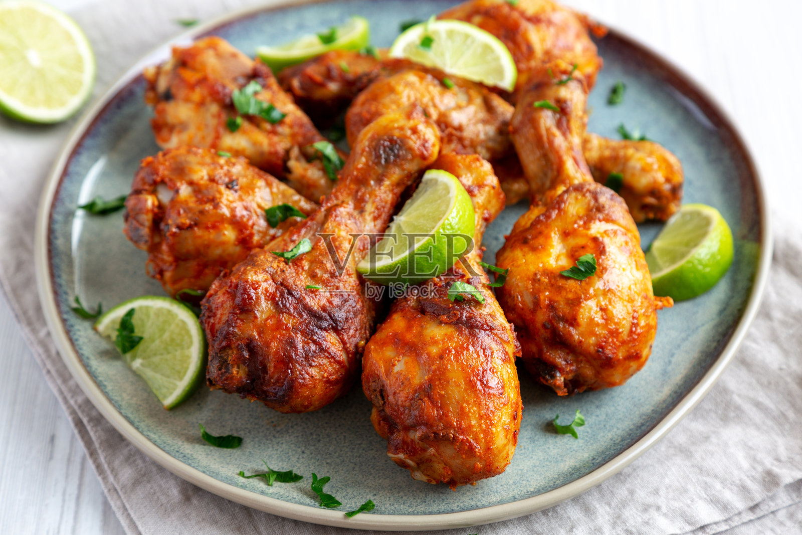自制的烤牙买加香料鸡配青柠,侧面视图,特写。照片摄影图片