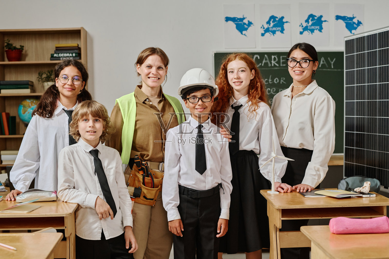 教师、学生和工程师合影留念照片摄影图片