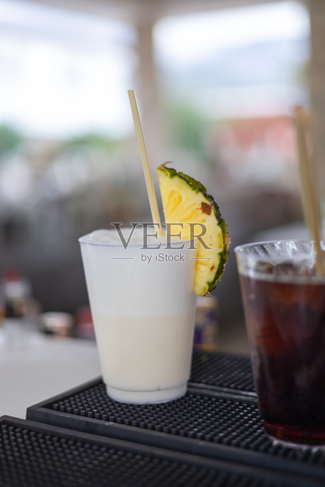 在夏季酒吧提供的清爽鸡尾酒,充满热带氛围和鲜艳色彩照片摄影图片