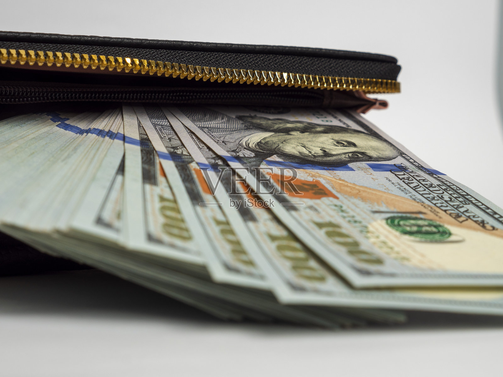 钱包里的钱。装有钱的皮夹。照片摄影图片