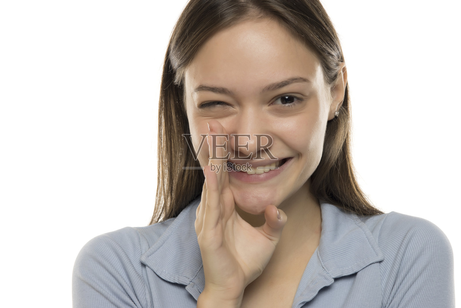 白色背景下低声耳语的年轻女性肖像照片摄影图片