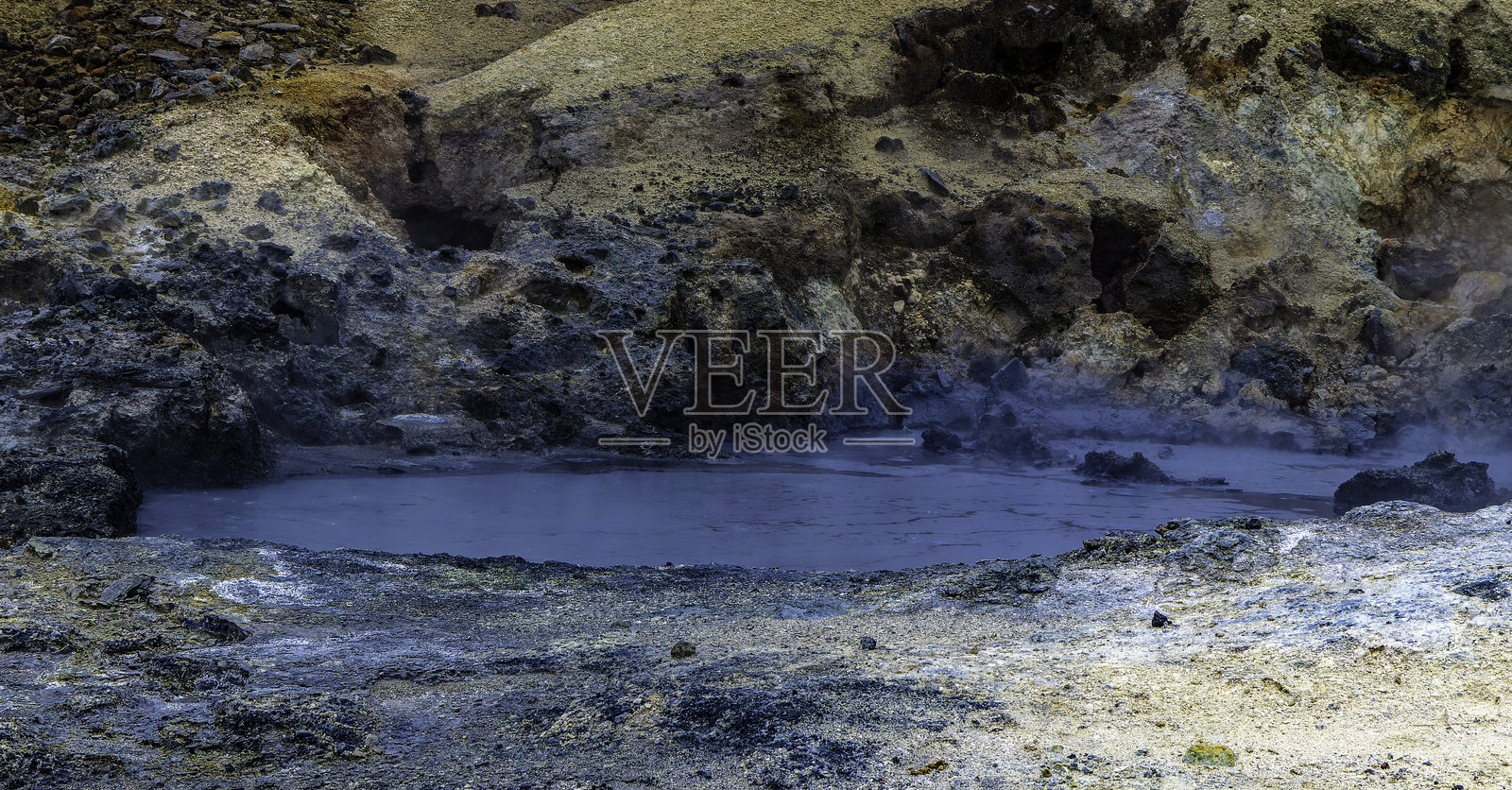 一片大水域被岩石区域环绕照片摄影图片