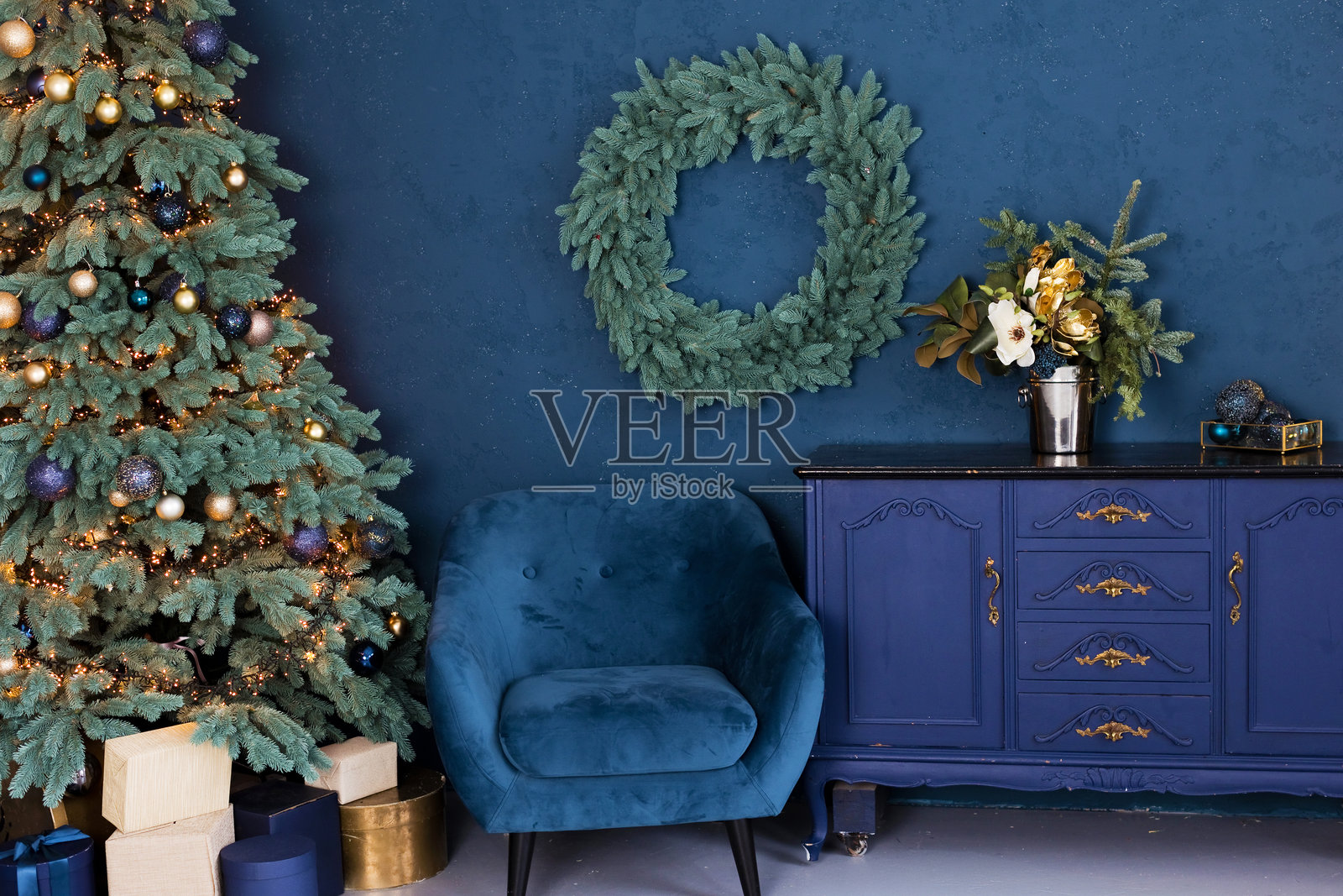 圣诞节室内装饰与蓝色扶手椅照片摄影图片