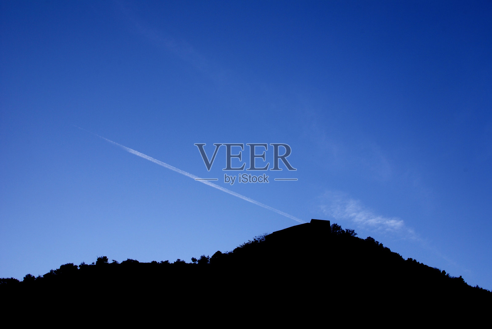 意大利:飞机发动机排放产生的线状云称为航迹云。照片摄影图片