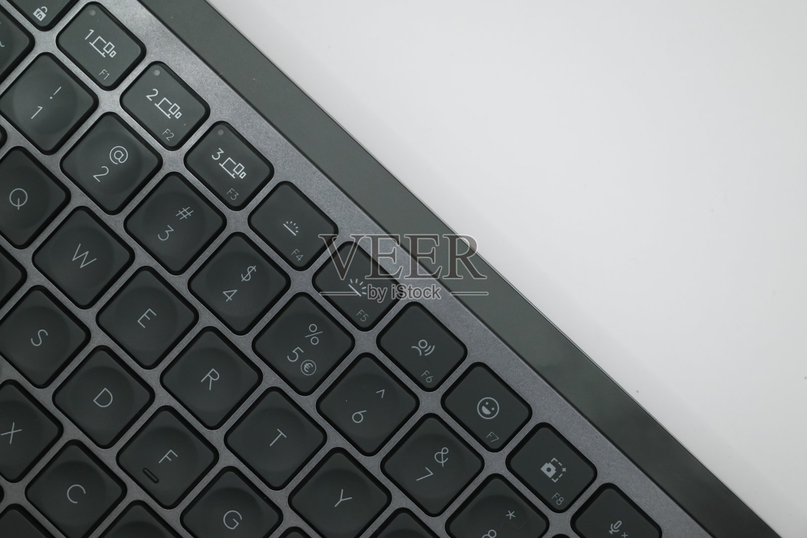 黑色无线蓝牙键盘的特写,背景为白色照片摄影图片