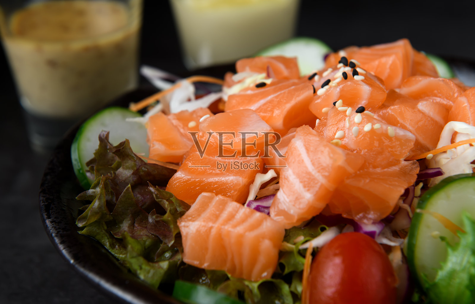 生鲜三文鱼沙拉照片摄影图片