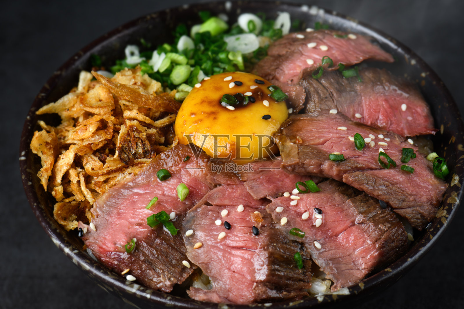 日本牛肉盖饭照片摄影图片