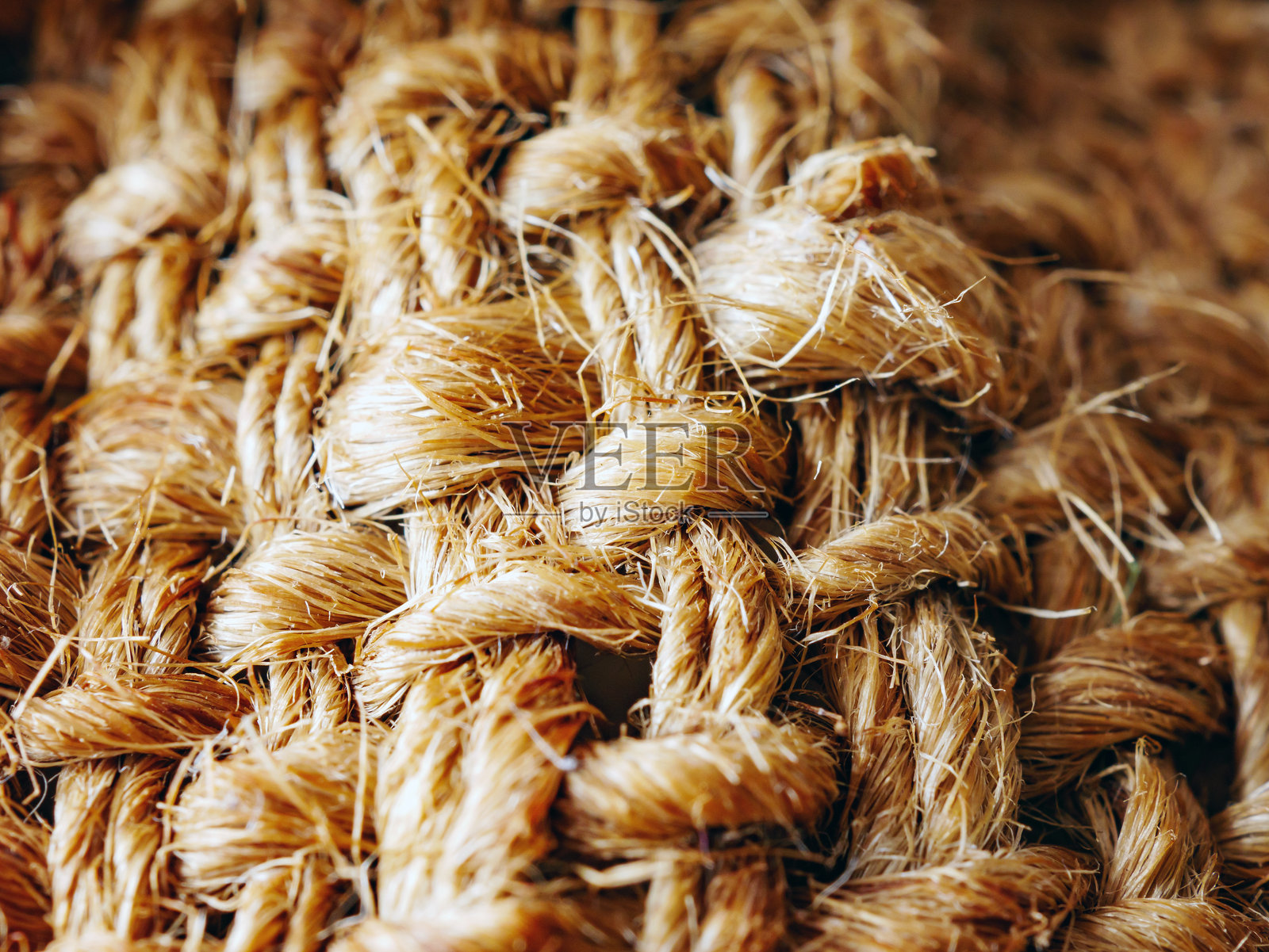 棕色麻袋布料细节和纹理的特写,棕色麻袋布背景的微距,咖啡麻袋布的抽象细节。照片摄影图片