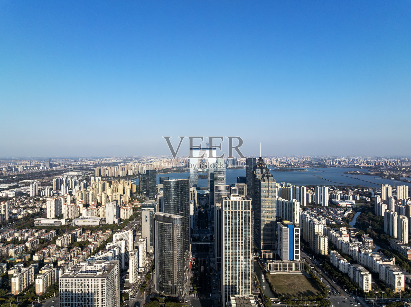 中国江苏省苏州商业区摩天大楼的鸟瞰图。照片摄影图片