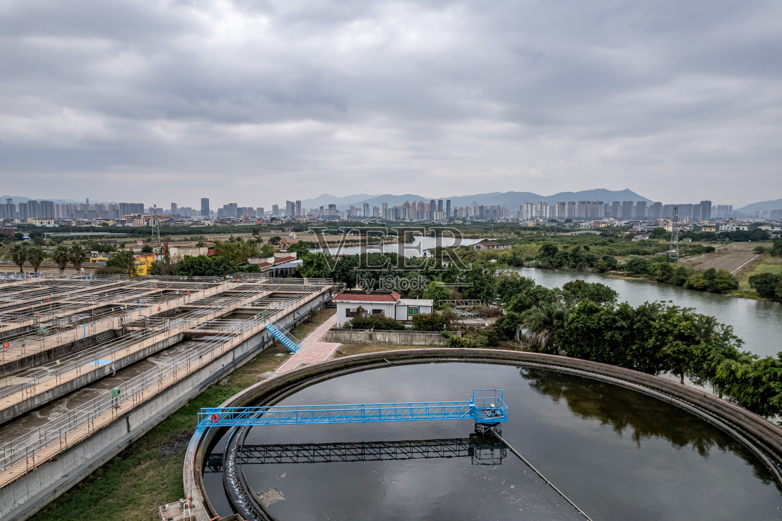污水处理厂圆形污水池的鸟瞰图照片摄影图片