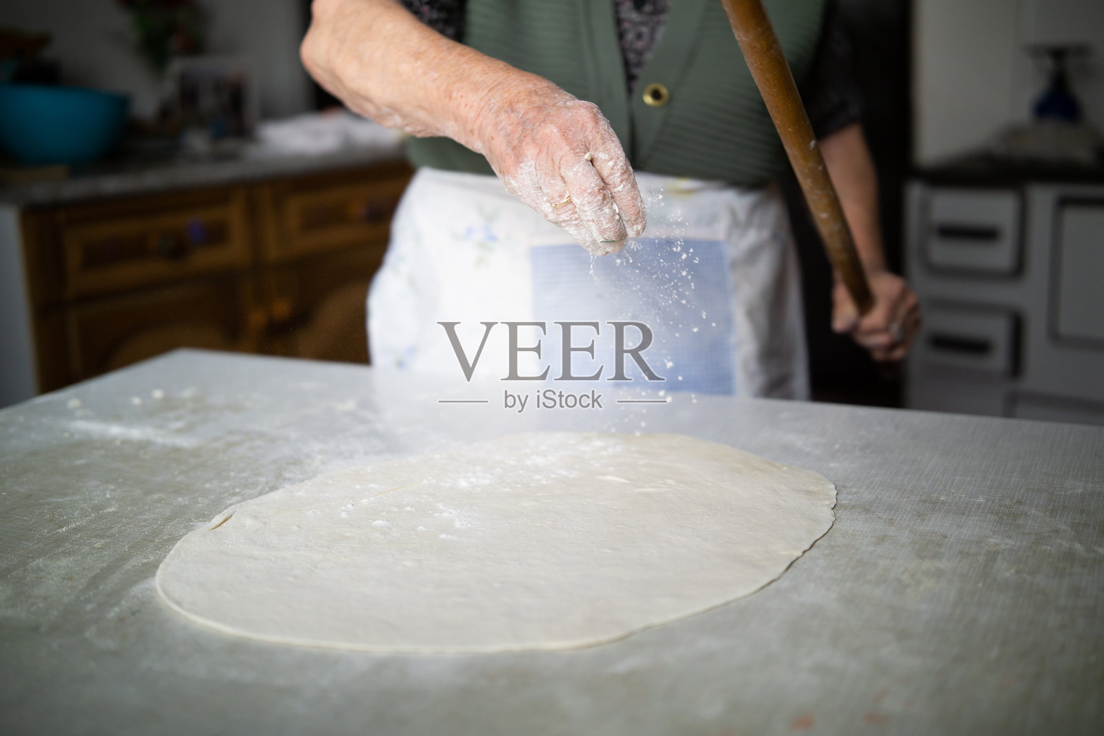 老妇人在做派照片摄影图片