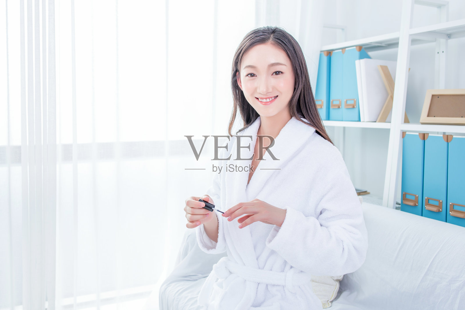 女人给自己做美甲照片摄影图片