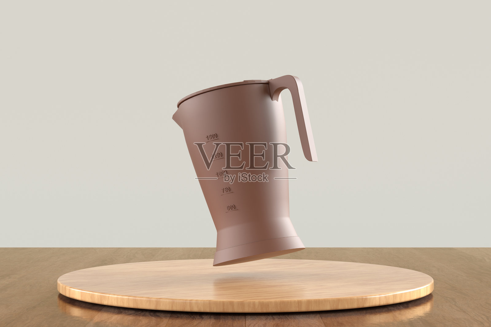 一个棕色的水壶倒置在木桌上。照片摄影图片