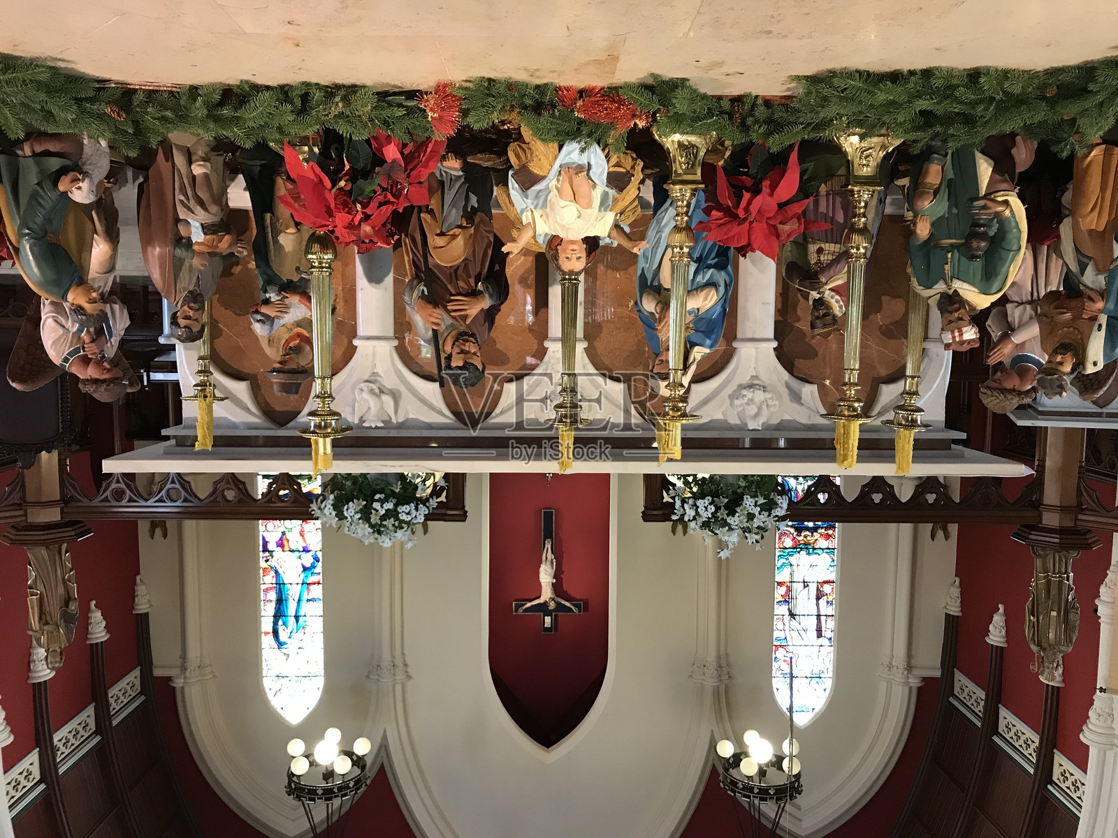 装饰有耶稣降生场景和闪烁蜡烛的圣诞祭坛,位于新西兰奥克兰的圣帕特里克大教堂,庆祝耶稣基督在圣诞节的诞生。照片摄影图片