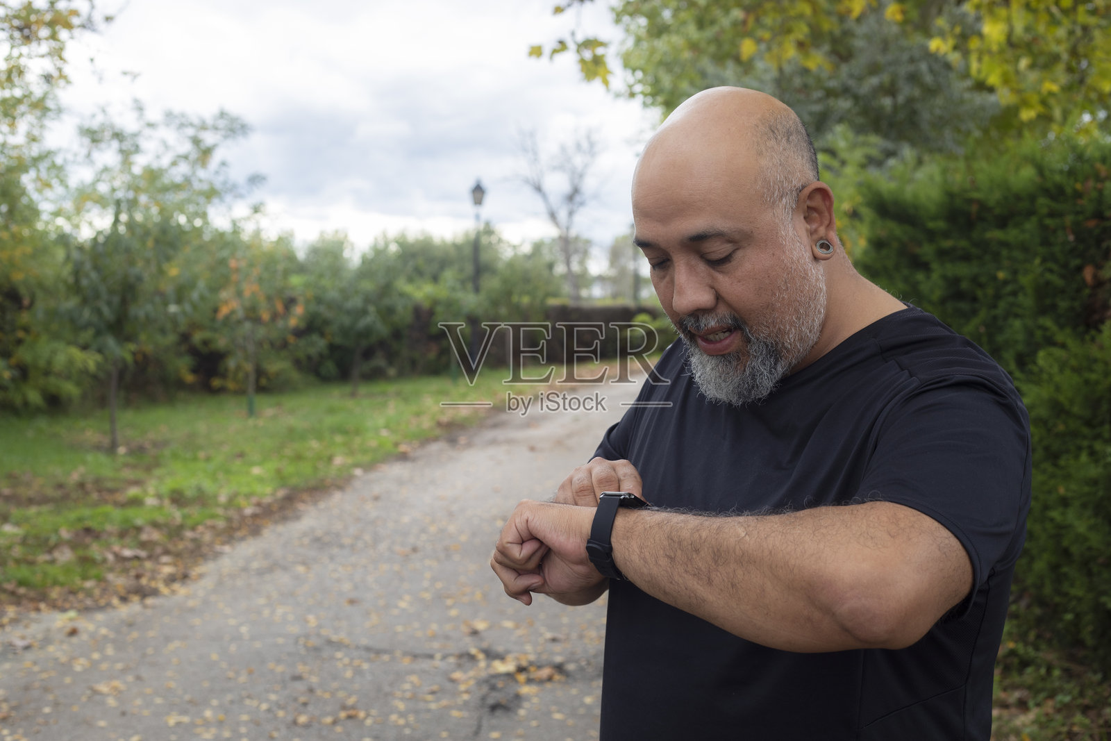 户外锻炼的男人照片摄影图片