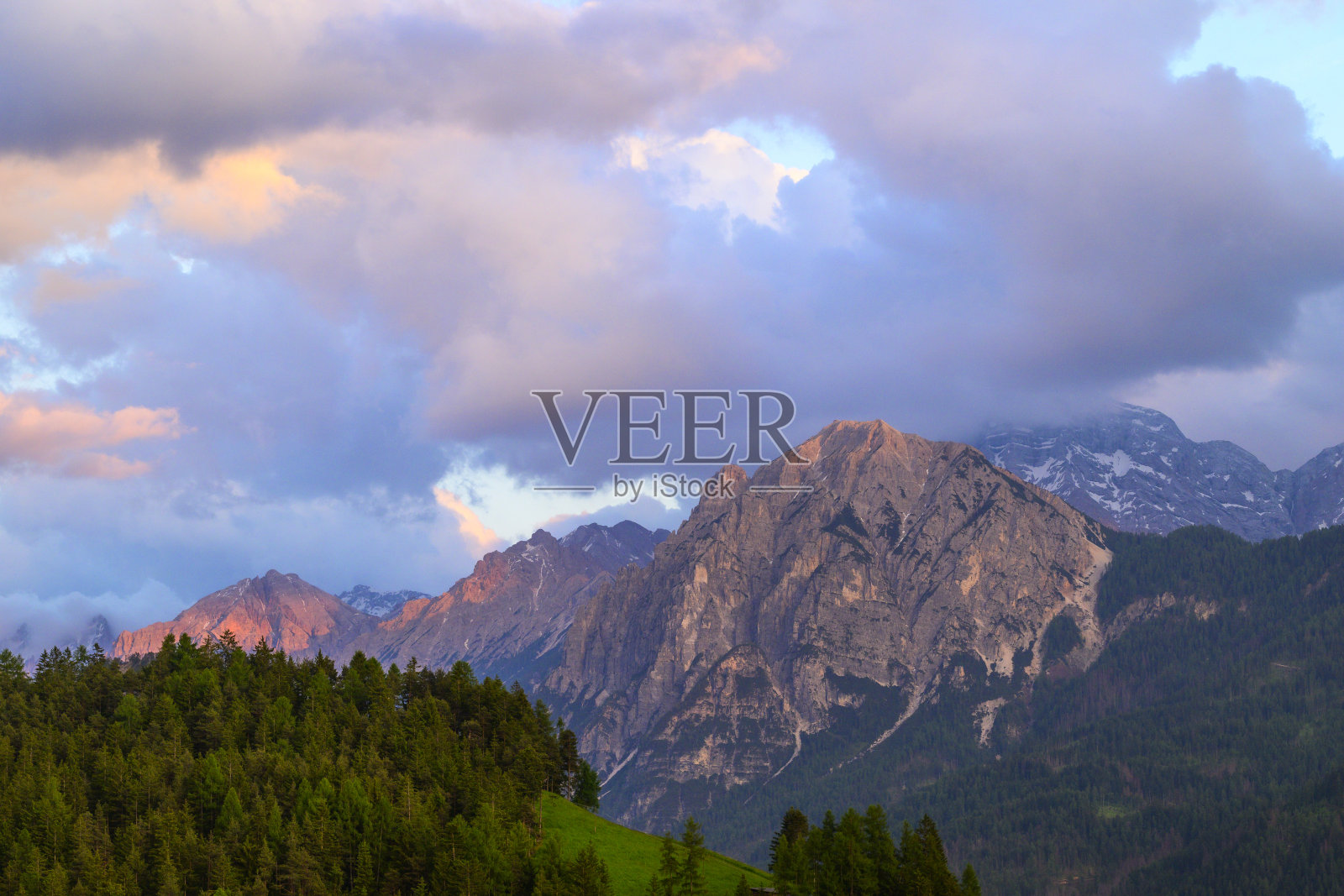 多洛米蒂山脉上空的云彩照片摄影图片