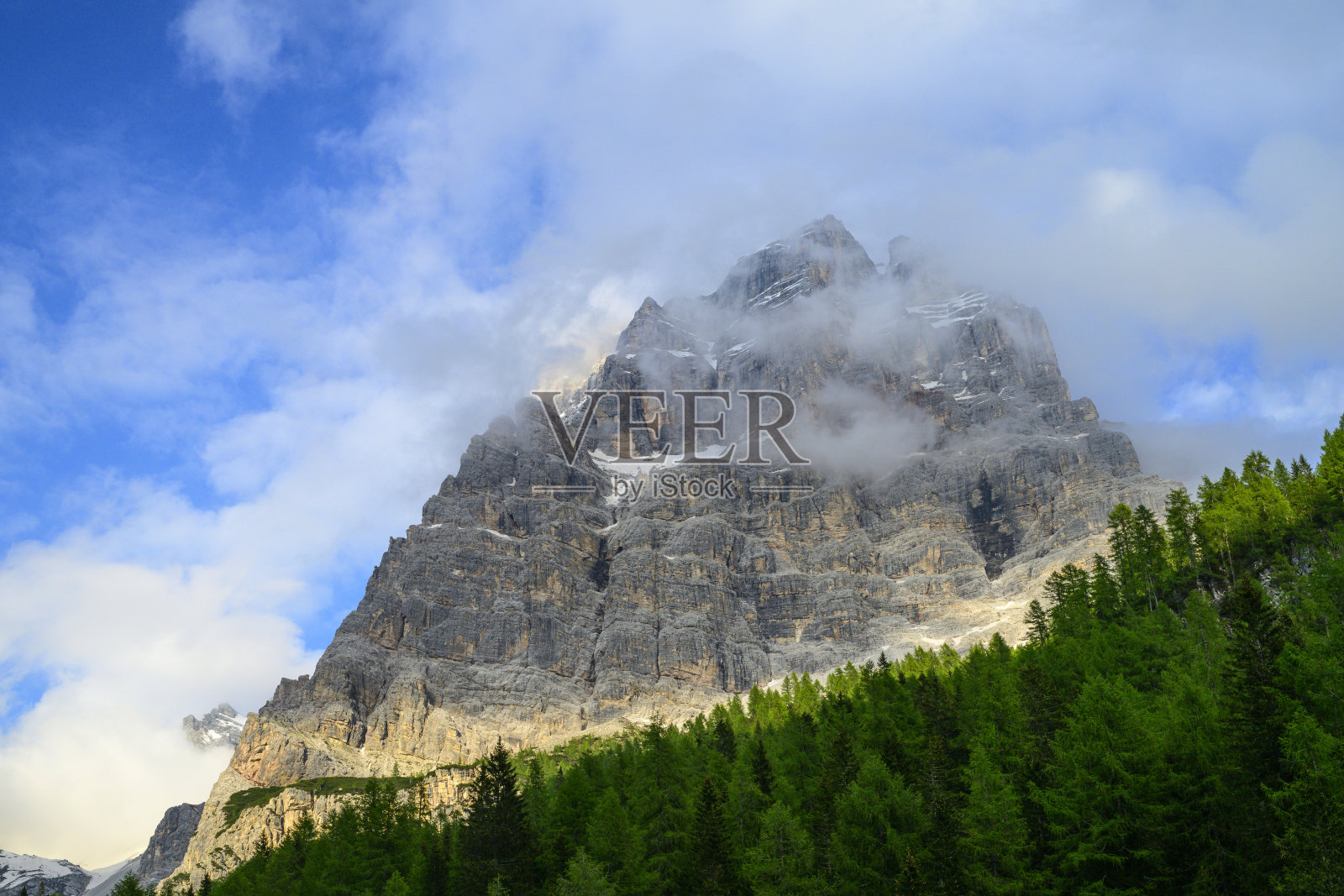 多洛米蒂山脉上空的云彩照片摄影图片