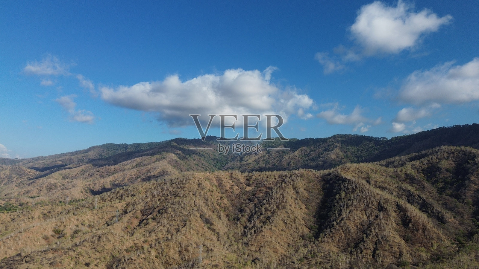 蓝天白云下的山脉全景照片摄影图片