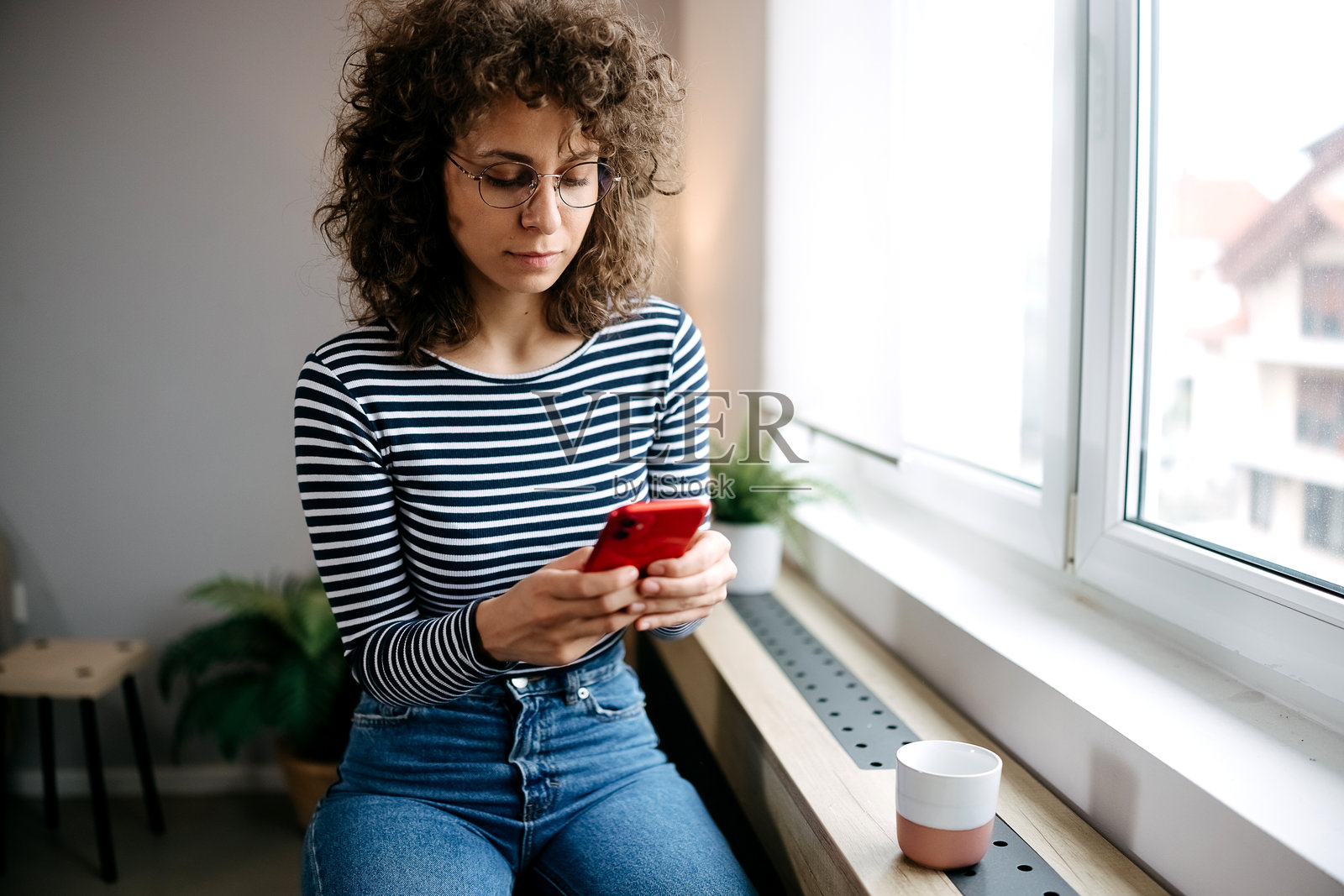 女人正在使用手机照片摄影图片